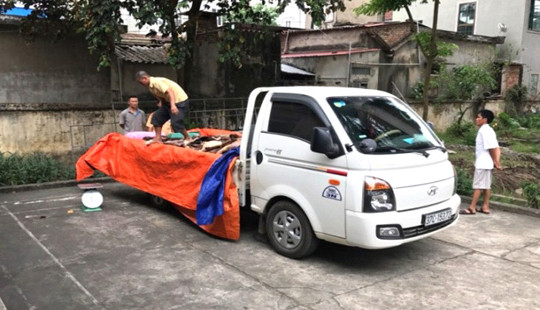 Xe tải chở gần một tấn da trâu, bò hôi thối bỏ chạy khi gặp CSGT
