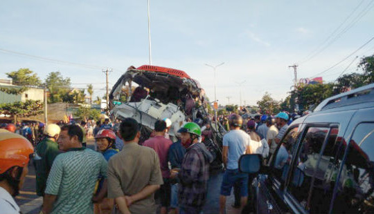 Gia Lai: Tai nạn giao thông thảm khốc, ít nhất 10 người tử vong