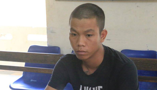 Chặn đầu xe ô tô đập phá vì vượt không thành