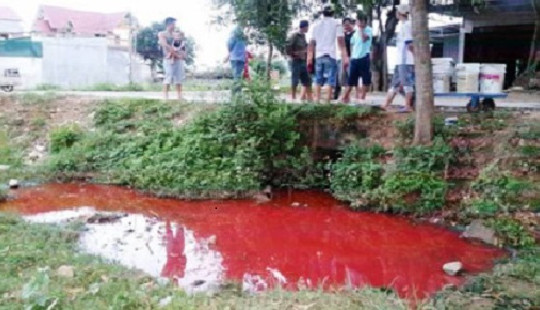 Người dân hoang mang vì dòng nước bỗng chuyển màu đỏ