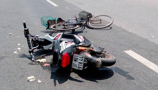 Xe máy điện đâm văng xe đạp, một cụ bà nguy kịch