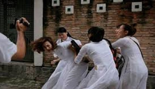 Can ngăn nhóm nữ sinh đánh ghen nhau, một nam sinh tử vong