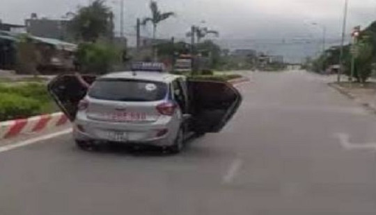 Taxi “bung” hai cánh cửa trên đường để chở người đi cấp cứu