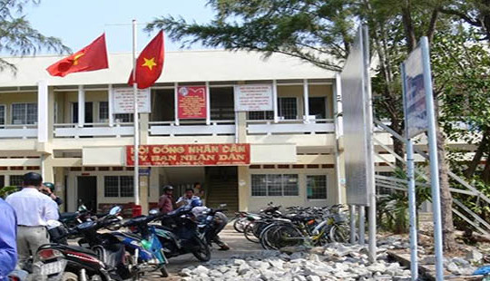 Người đàn ông đốt xe tại trụ sở ủy ban để phản đối việc bị giữ giấy tờ xe