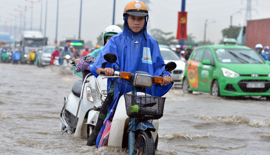 Mưa lớn kéo dài khiến nhiều tuyến đường ngập sâu