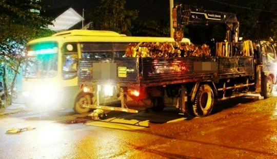 TP HCM: Nam thanh niên ngã xe máy bị xe tải cán tử vong