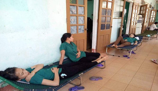 Nghệ An: Hàng chục công nhân nghi ngộ độc sau giờ ăn trưa