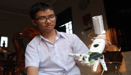 Chàng trai “cánh tay robot” nhận thêm giải đặc biệt