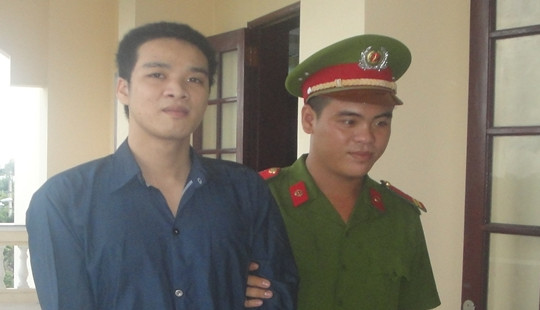 Rủ nhau đẩy người xuống sông để cướp xe