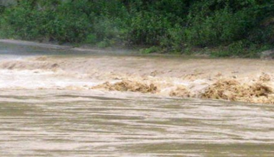Phú Thọ: Lũ lớn cuốn trôi ô tô, một người tử vong