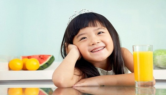 Khuyến cáo trẻ dưới 1 tuổi không nên uống nước ép trái cây