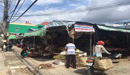 Chợ tự phát gây ô nhiễm môi trường, lãnh đạo huyện nói gì?