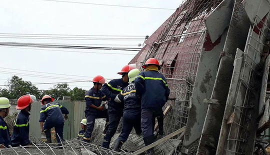 Sập công trình xây dựng, 7 công nhân bị thương