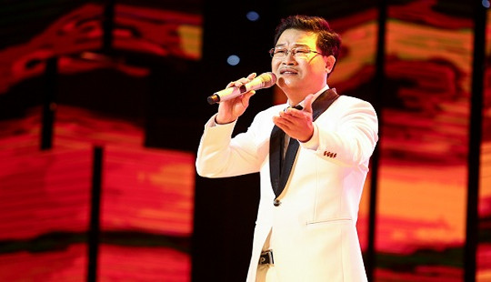 Nghe "Đạo làm con", Quang Lê bật khóc nức nở nhớ về cha
