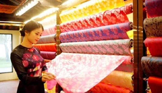 Festival Tơ lụa - Thổ cẩm Việt Nam và thế giới 2017: Giá trị văn hóa nghề tơ tằm