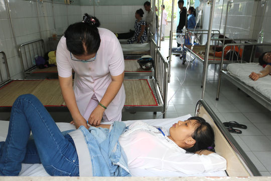 Bến Tre: Hàng chục công nhân nhập viện sau bữa cơm trưa