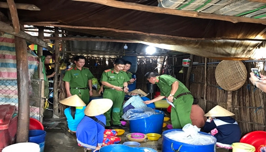 Bắt quả tang một cơ sở đang bơm tạp chất vào tôm