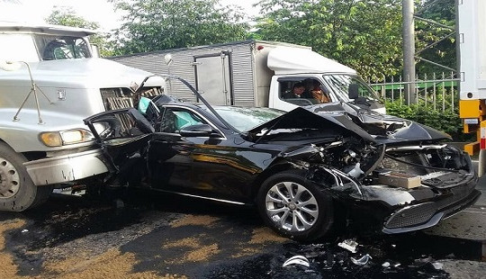 TP.HCM: Ô tô Mercedes hơn 2 tỷ bẹp dúm khi va chạm xe cotainer