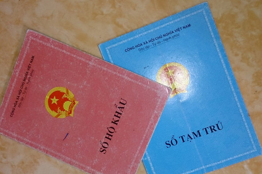 Dùng hộ khẩu giả mua điện thoại trả góp rồi bán lấy tiền tiêu xài
