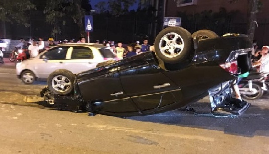 Hà Nội: Ô tô đâm liên hoàn trước khi “phơi bụng”, nhiều người bị thương
