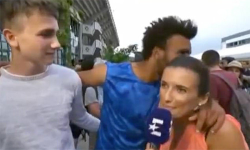 Tay vợt trẻ sàm sỡ nữ phóng viên ở Roland Garros
