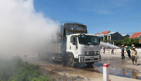 Chập bình ắc quy, xe tải bốc cháy dữ dội trên QL1