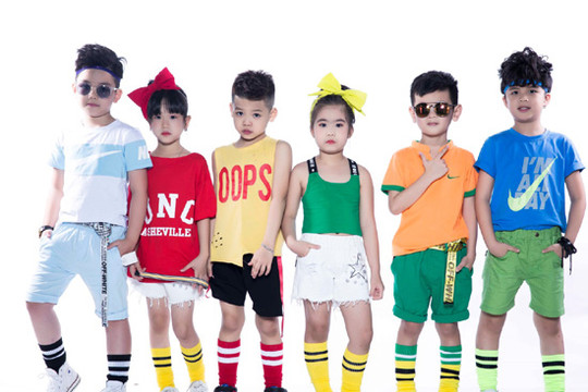 Con gái Thúy Hằng cùng dàn mẫu nhí rực rỡ color block chào hè 2017