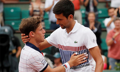 Djokovic thoát hiểm sau năm set ở Roland Garros
