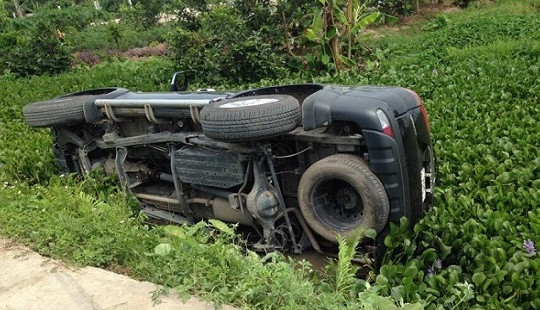 Ô tô lật ngửa trên đường mòn, 5 người thương vong