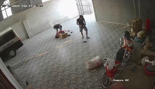 Nghệ An: Bà chủ nhà xe bị côn đồ đánh đập dã man