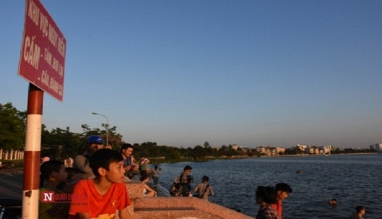 Nắng nóng 40 độ C, hồ Tây trở thành “bãi biển” tự do