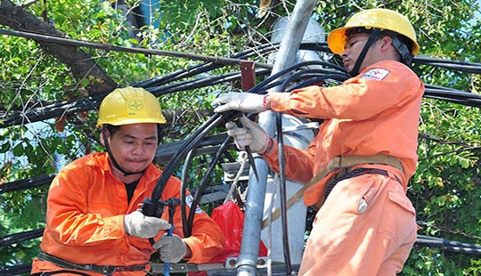 Thợ điện Thủ đô làm 17 tiếng trong ngày nắng nóng