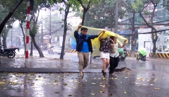 Người Hà Nội chạy tán loạn trong cơn mưa 30 phút