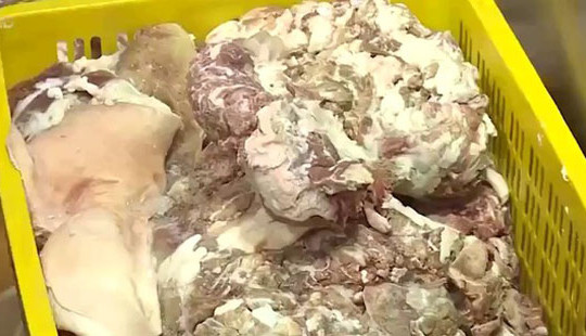 Phát hiện cơ sở dùng nguyên liệu không bảo đảm sản xuất xúc xích