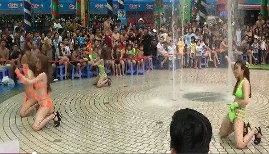 Vụ 4 cô gái mặc bikini, trình diễn phản cảm ở công viên: Ứng xử văn minh ở đâu?
