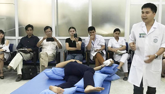 Bệnh viện quá tải bệnh nhân đột quỵ đến điều trị