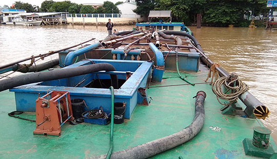 Bắt sà lan 300 tấn hút cát trái phép trên sông Cổ Chiên