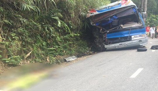 Xe chở học sinh đâm vào vách núi, ít nhất 1 người tử vong