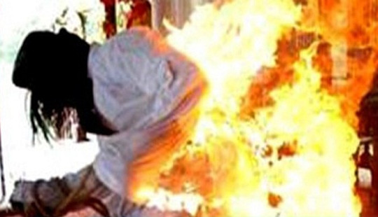 Yên Bái: Tẩm xăng thiêu sống vợ cũ, rồi chích điện tự tử