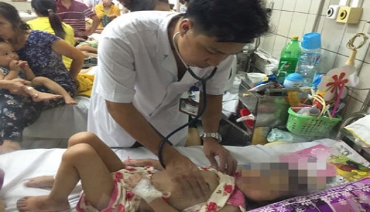 Sốt cao 1 ngày, bé gái 4 tuổi biến chứng viêm cơ tim cấp