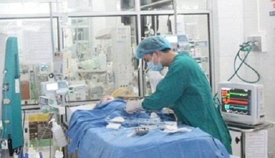 Bé trai 3 tuổi tử vong nghi do chó, mèo trong nhà cắn