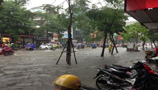 Hà Nội: Mưa lớn giờ cao điểm, nhiều tuyến phố ngập sâu, ùn tắc