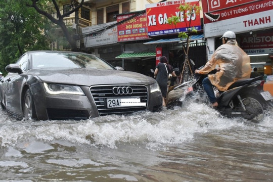 Hà Nội: Hết nắng kỷ lục đến mưa ngập đường