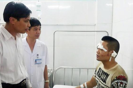 Quảng Ninh: Tàu cao tốc bất ngờ đâm sầm vào xà lan