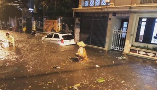 Đường phố Hà Nội mênh mông nước sau trận mưa chiều 19/6