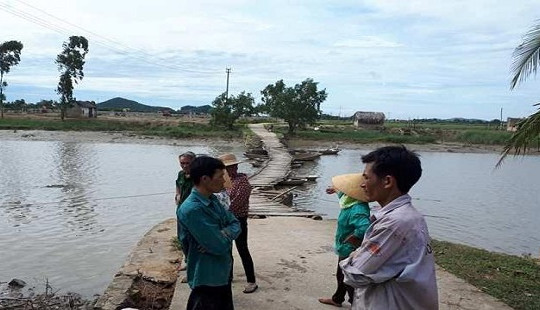 Qua cầu phao, hai cha con chết đuối thương tâm