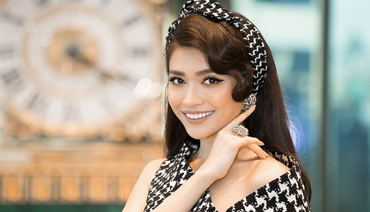 Adrian Anh Tuấn “nhuộm” sắc vàng lên váy, áo của mỹ nhân Việt
