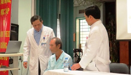 Đau ngực, khó thở vì 'chung sống' với xương cá