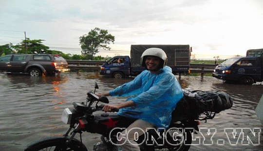Hà Nội: Giao thông hỗn loạn dọc Quốc lộ 1A do mưa lớn