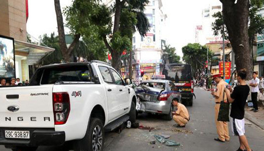 Hà Nội: Xe ô tô tông liên hoàn, nhiều người bị thương